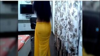 Ngentot depan webcam, cewek India seksi bugil goyang-goyang sambil buka pakaian.