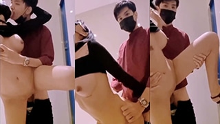Teman kantor sangean ngentot di toilet, makin kenceng makin basah.