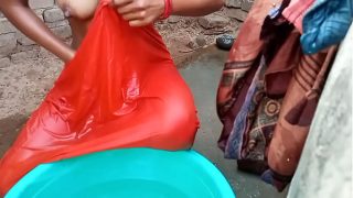 Rati mandi di kamar mandi, suara Hindi panas bikin makin basah