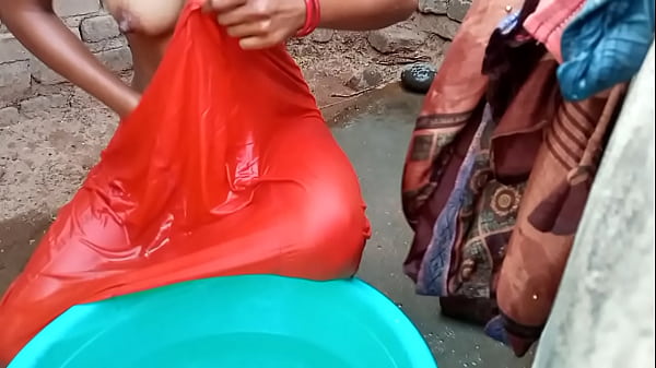 Rati mandi di kamar mandi, suara Hindi panas bikin makin basah