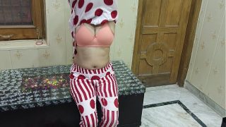 Malkin Nokar yang seksi lagi menggoda mainin ovum sambil kentut-kentut, suara Hindi jelas bikin makin greget.