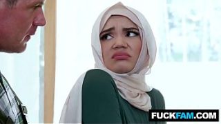 WTF, si Hijabi imut pertama kali digarap tukang ledeng Naudi Nala sama Jason Sarcinelli, crot di mana-mana!