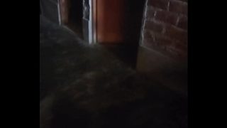 Gue masuk rumahnya ibu muda seksi, dia buka pintu karena duit.