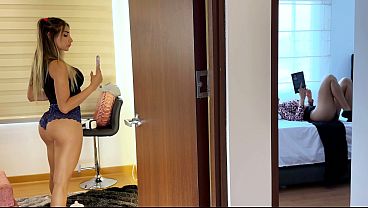 Ibu mertua seksi ketagihan! Denger suara erangan dari kamar sebelah, dia langsung sibuk mainin diri sendiri!
