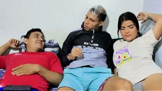 Sialan, pacar kakak tiriku langsung menusuk kontol besarnya ke dalam memeknya di depan mataku.