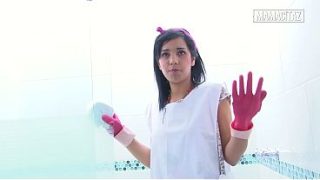 Pembantu hotel pake sarung tangan karet bungkukin badan sambil cuci kamar mandi, bikin lihat-lihat pengen ngeres.