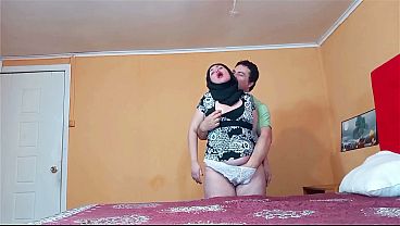 Wanita berhijab digeboyong gaya doggy.