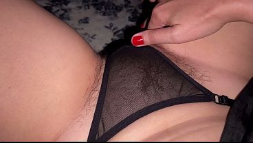 Tonton ibu nakal ini mainin memek bulu lebatnya. POV dari depan.