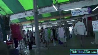 Lidah ditindik, ibu mungil Thailand digilir dua bule gede.