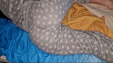 Gue nemuin ceweknya bokap di ranjang gue, gue gebukin sampe dia minta ampun, ujung-ujungnya kontol gue penuh di dalem memeknya tanpa kondom.