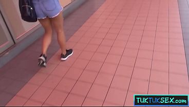 Cewek lokal Thailand digodain di tuk-tuk, langsung diajak ke hotel buat main