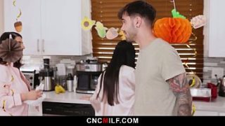 Ibu tiri Marica langsung menikmati tradisi bebas pakai keluarga, tubuhnya siap dimanfaatkan kapan saja.