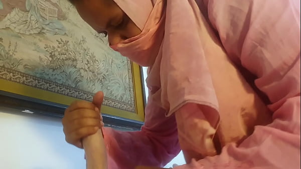 Desi cewek lagi dapet pijit campuran, bikin makin basah dan gelisah.