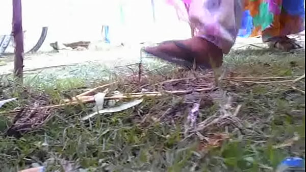 Desi lagi ngocok sambil pipis