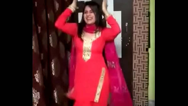 Desi cewek lagi latihan mujra panas, bikin makin greget.