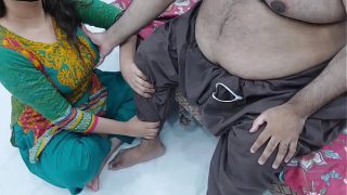 Cewek India, anak tiri gue, lagi pijit kaki sambil gue pegang teteknya, makin panas, audio Hindi jelas, kotor banget.
