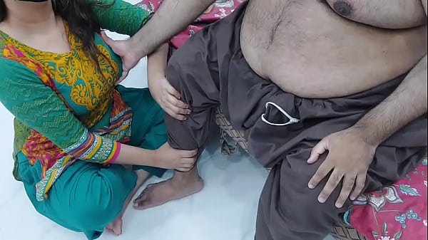 Cewek India, anak tiri gue, lagi pijit kaki sambil gue pegang teteknya, makin panas, audio Hindi jelas, kotor banget.