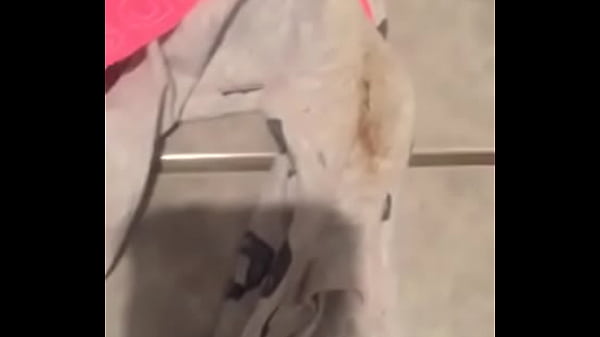 Tubuhnya basah kuyup, desahan berat mulai terdengar.