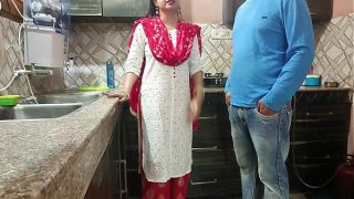 Desisaarabhabhi – Abhi abhi uski juicy pussy chusne ke baad, mera lund aur garam ho gaya, ab toh chodna hi hai, meri stepmother toh ek real horny maal hai hindi audio mein.
