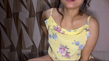 Tiap hari gadis India montok ini bersihin memeknya lalu pipis, bikin makin basah dan licin. (A.i)
