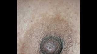 Desi cewek montok, pentil keliatan jelas, close-up bikin tegang.