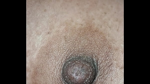 Desi cewek montok, pentil keliatan jelas, close-up bikin tegang.