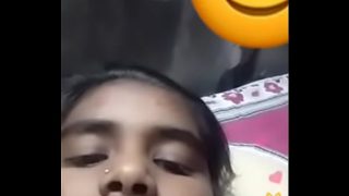 Desi cewek pamer tetek di depan kamera