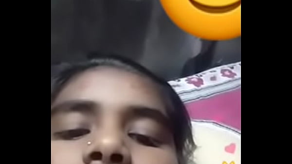 Desi cewek pamer tetek di depan kamera