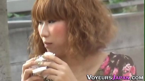Gadis Jepang remaja lagi enak-enak mainin memeknya