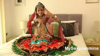 Bikin greget! Jasmine Mathur menari Garba, goyangannya bikin makin panas dan basah