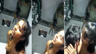 18 tahun, cowok kuliahan, ngejilat belek pacar di toilet umum