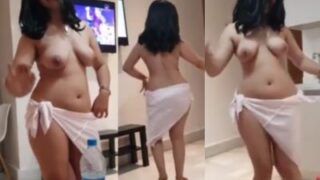 Babe seksi goyang bugil panas pake lagu Bollywood bikin keringatan.