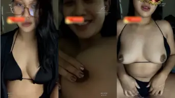 Bayi Isadora pake bikini hitam sambil mainin toketnya, crot-crot basah kuyup.