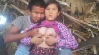Cowok ngecap susu sambil ngewein tante di bokep nepali