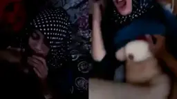 Ibu guru hijab viral, digebuk murid di kelas sampai merem melek.
