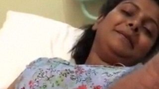 Jari-jari main di memek mulus adik istri di rumah