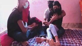 Video bokep Bangladesh pasangan kinky main berempat, bikin makin panas.