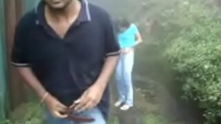 Video mesum pasangan horny bercinta di tengah hujan, bikin basah kuyup!