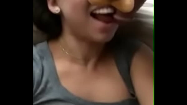 Cewek India lagi nge-blowjob, ngenyangin banget.