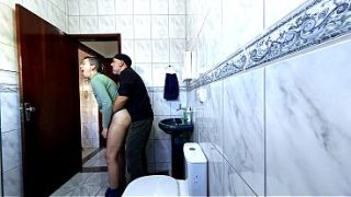 Paman tiri menggesek-gesek kering sambil merobek bajunya untuk memuaskan nafsu bejatnya.