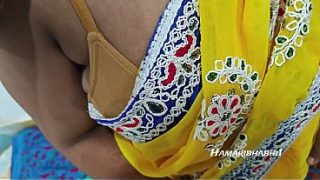 Desi bhabhi saree me, sathiyo ke samne devar ne pakad liya, phir zor se choda, saaf Hindi audio mein.