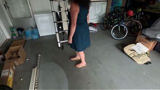 Ali ngajak mantu keluar minum, sambil jari-jarinya main di paha.