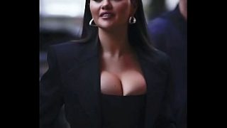 Selena Gomez ngejilat jari sambil nunduk, bikin ngaceng abis