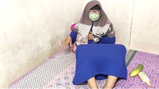 Cewek hijab Indonesia lagi mainin memeknya sendiri
