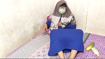 Cewek hijab Indonesia lagi mainin memeknya sendiri