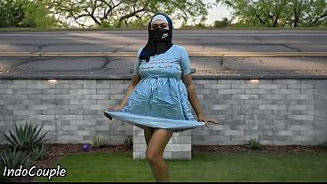 Cewek jilbab mahasiswi muslim jogging di tempat umum, ngasih blowjob demi duit