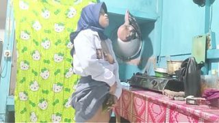 Siswi SMA colmek basah di dapur sambil nahan desahan.