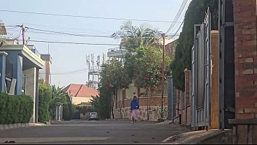 GILA, MAMA ARAB NGEBETIN MEMEK DI LUAR RUMAH DEKET JALAN