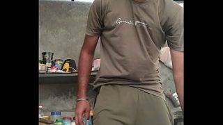 Cowo India sendirian muterin kontol kecilnya yang mungil