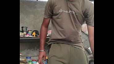 Cowo India sendirian muterin kontol kecilnya yang mungil